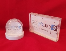 כדור שלג ותיבת שלג נוצץ